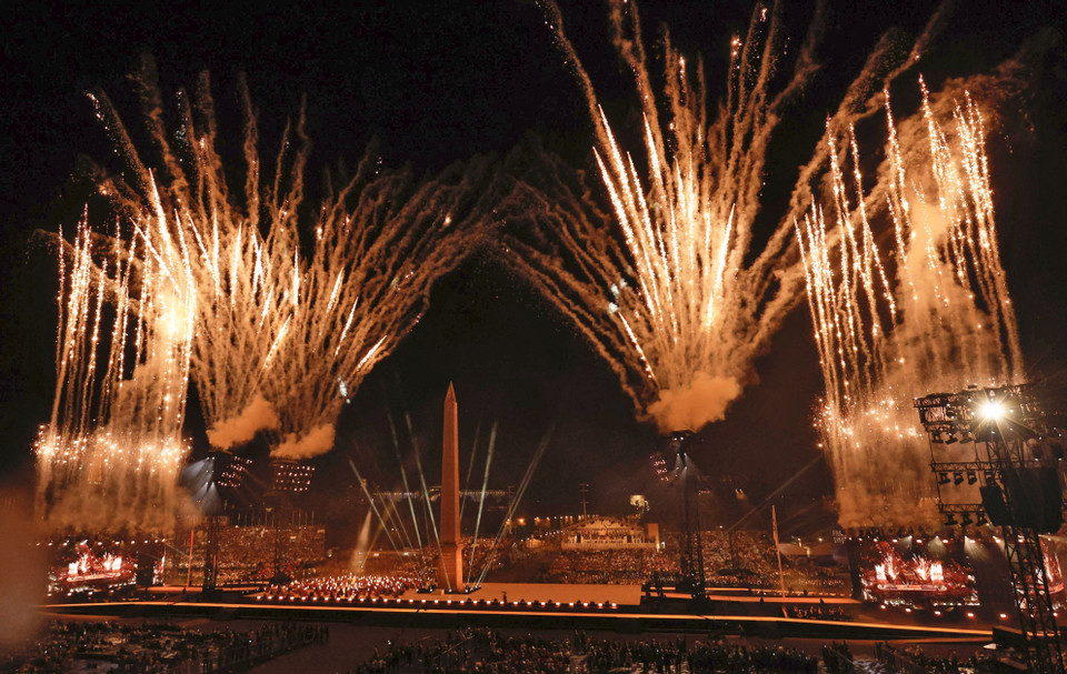 Pháo hoa thắp sáng bầu trời tại lễ khai mạc Paralympic Paris 2024 ở Paris (Pháp). (Ảnh: Kyodo/TTXVN)