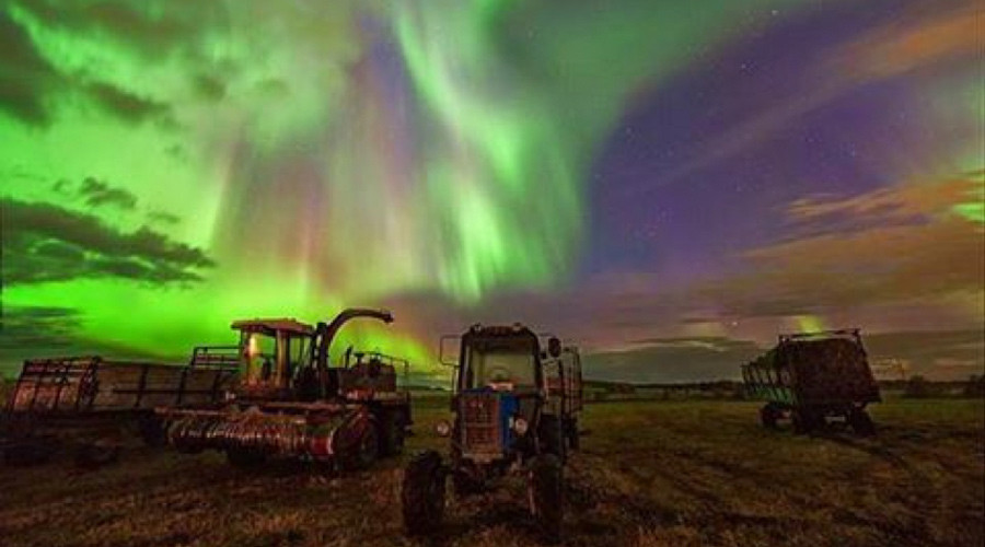 Người dân Nga mãn nhãn khi chiêm ngưỡng màn trình diễn sắc màu của ánh sáng phương Bắc hay còn gọi là hiện tượng cực quang trên bầu trời đêm. (Nguồn: RT)