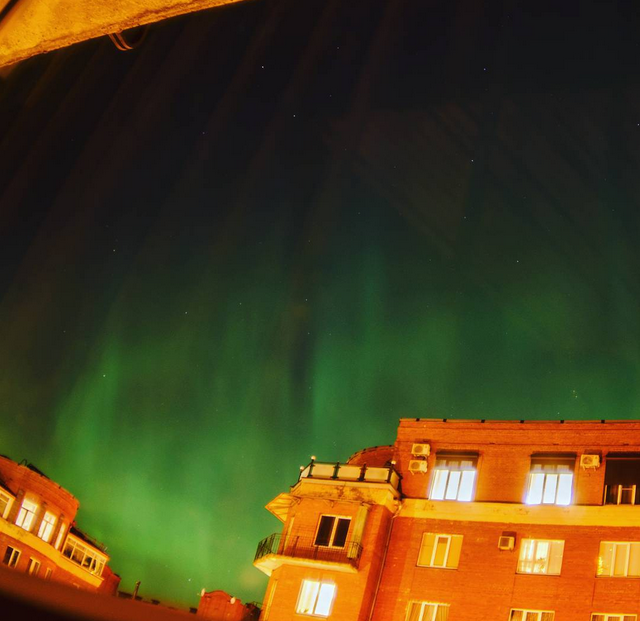 Cực quang được sinh ra do sự tương tác của các hạt mang điện tích từ gió mặt trời với tầng khí quyển bên trên của hành tinh. (Nguồn: RT)