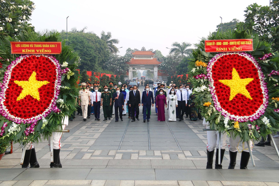 Đoàn lãnh đạo Thành ủy, Hội đồng Nhân dân, Ủy ban Nhân dân, Ủy ban Mặt trận Tổ quốc Việt Nam Thành phố Hồ Chí Minh dâng hương, dâng hoa tại Nghĩa trang Thành phố (Đồi Lạc Cảnh). (Ảnh: Thanh Vũ/TTXVN)