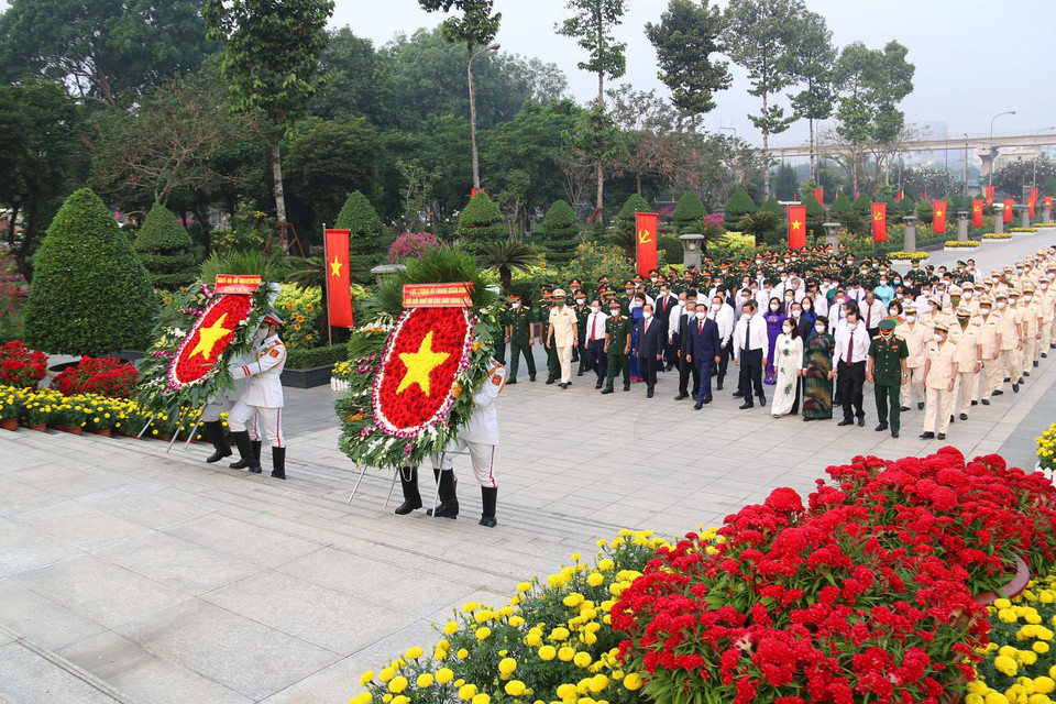 Đoàn lãnh đạo Thành ủy, Hội đồng Nhân dân, Ủy ban Nhân dân, Ủy ban Mặt trận Tổ quốc Việt Nam Thành phố Hồ Chí Minh dâng hương, dâng hoa các Anh hùng liệt sỹ tại Nghĩa trang Liệt sỹ Thành phố Hồ Chí Minh (Đồi không tên). (Ảnh: Thanh Vũ/TTXVN)