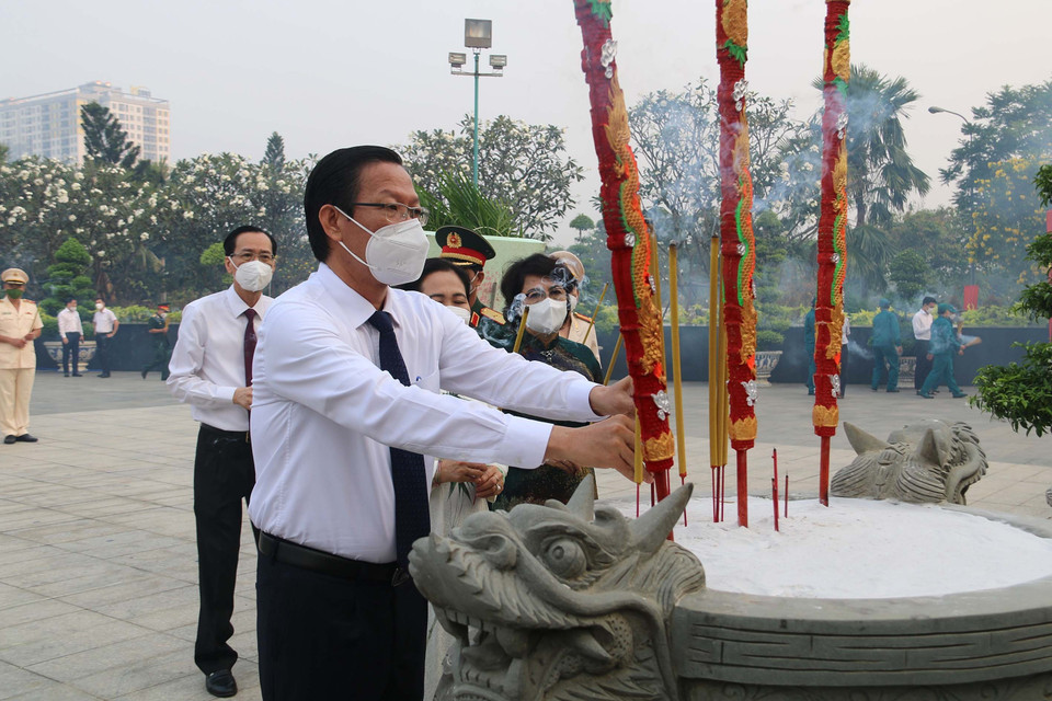 Chủ tịch Ủy ban Nhân dân Thành phố Hồ Chí Minh Phan Văn Mãi dâng hương tri ân các Anh hùng liệt sỹ tại Nghĩa trang Liệt sỹ Thành phố Hồ Chí Minh (Đồi không tên). (Ảnh: Thanh Vũ/TTXVN)