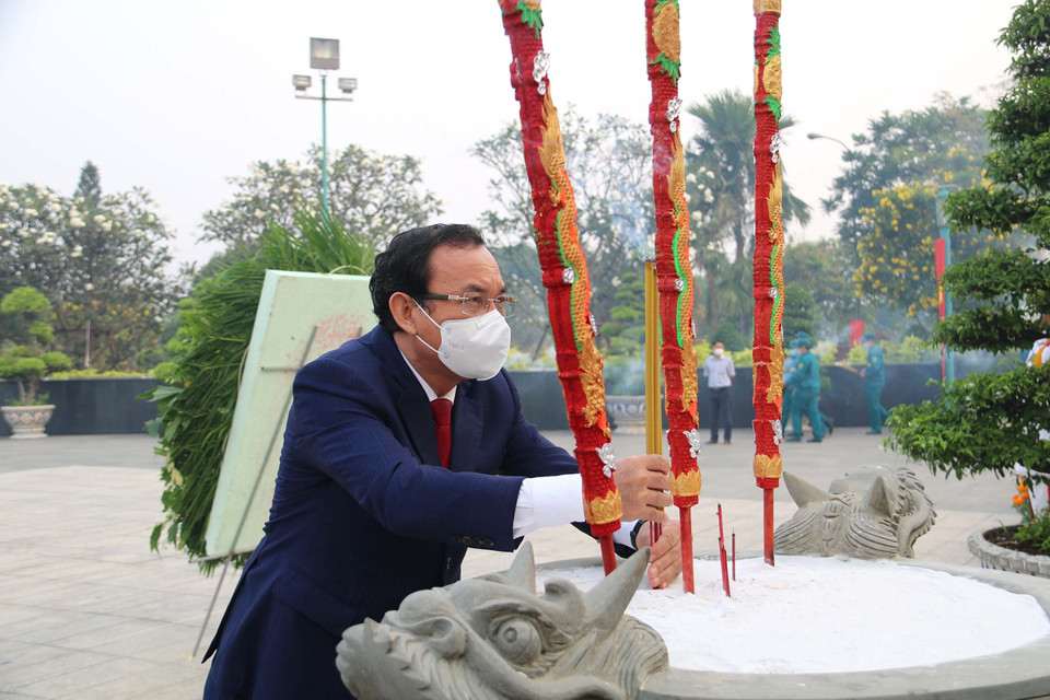 Ủy viên Bộ Chính trị, Bí thư Thành ủy Nguyễn Văn Nên dâng hương tri ân các Anh hùng liệt sỹ tại Nghĩa trang Liệt sỹ Thành phố Hồ Chí Minh (Đồi không tên). (Ảnh: Thanh Vũ/TTXVN)