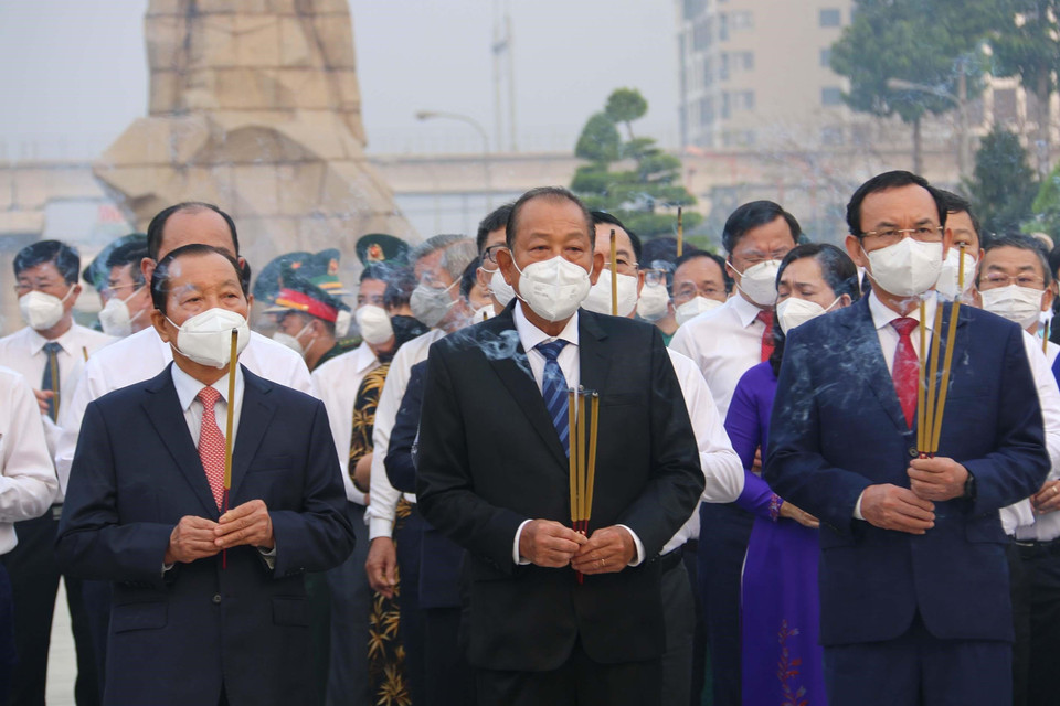 Đoàn lãnh đạo Thành ủy, Hội đồng Nhân dân, Ủy ban Nhân dân, Ủy ban Mặt trận Tổ quốc Việt Nam Thành phố Hồ Chí Minh dâng hương, dâng hoa các Anh hùng liệt sỹ tại Nghĩa trang Liệt sỹ Thành phố Hồ Chí Minh, nhân dịp Tết Nguyên đán Nhâm Dần 2022. (Ảnh: Thanh Vũ/TTXVN)