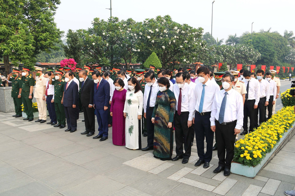 Đoàn lãnh đạo Thành ủy, Hội đồng Nhân dân, Ủy ban Nhân dân, Ủy ban Mặt trận Tổ quốc Việt Nam Thành phố Hồ Chí Minh dành một phút mặc niệm tưởng nhớ các thế hệ lãnh đạo, các bậc lão thành cách mạng tại Nghĩa trang Thành phố (Đồi Lạc Cảnh). (Ảnh: Thanh Vũ/TTXVN)