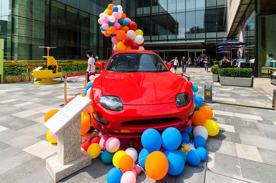 Thành Long đã đóng góp các đạo cụ này nhằm vận động cho chiến dịch. (Nguồn: CCTVNews)