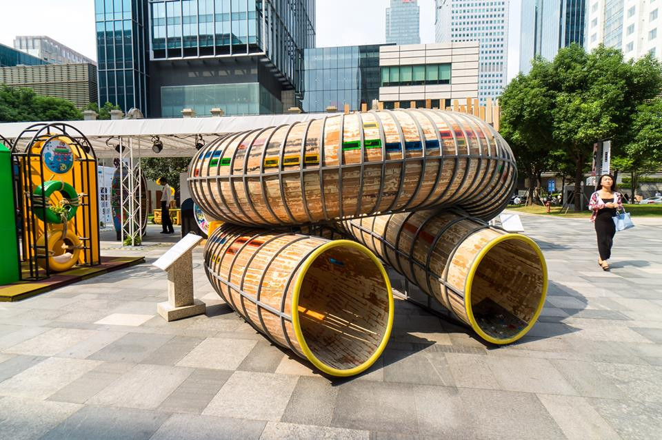 Điểm đặc biệt của buổi triển lãm chính là trưng bày những đạo cụ đóng phim trước đây của Jackie Chan (Thành Long). (Nguồn: CCTVNews)