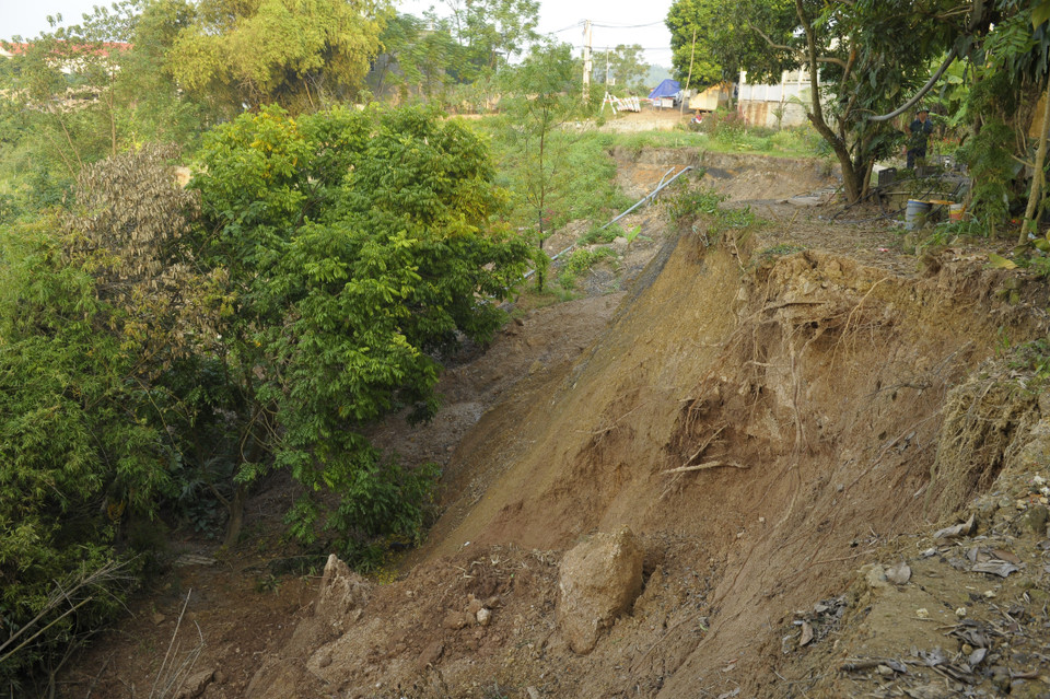 Vị trí sạt lở thuộc thôn Trung Hà, xã Thái Hòa (huyện Ba Vì) có chiều dài khoảng 120m, hình vòng cung, rộng từ 7-10m, chiều sâu khoảng 12m và cách mặt đê sông Đà từ 20-25m. (Ảnh: Mạnh Khánh/TTXVN)