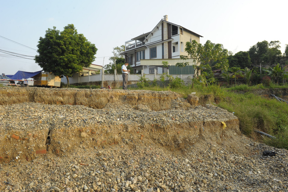 Tại thôn Trung Hà, xã Thái Hòa, xuất hiện điểm sạt dài khoảng 120m, rộng từ 7-10m, tạo vách đứng khoảng 12-13m và cách chân đê sông Hồng khoảng 20-25m. (Ảnh: Mạnh Khánh/TTXVN)