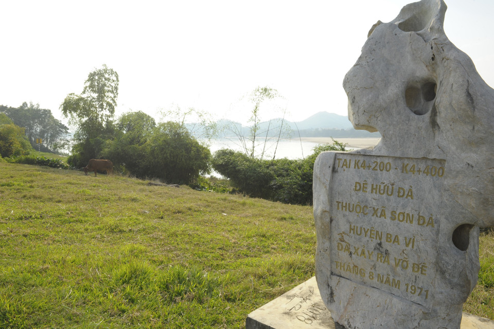 Vị trí sạt lở thuộc thôn Khê Thượng, xã Sơn Đà (huyện Ba Vì) dài khoảng 200m, cách chân đê sông Đà khoảng 40-50m. (Ảnh: Mạnh Khánh/TTXVN)