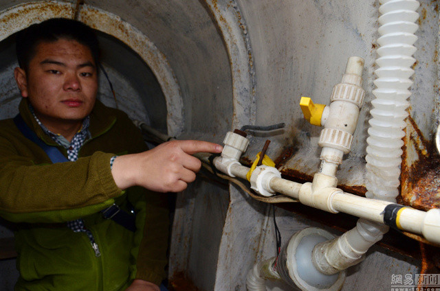 Anh đã chạy thử tàu ngầm cho bạn bè xem trong một hồ gần nhà. (Nguồn: shanghaiist)