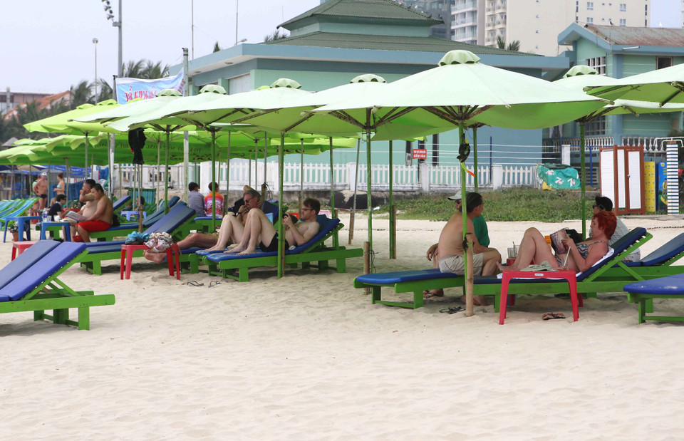  Trước thông tin phản ánh có tình hình cá chết trôi dạt vào vùng biển Đà Nẵng, chiều 27/4, Tổ công tác thông tin báo chí thành phố Đà Nẵng đã có thông tin gửi các cơ quan báo chí trên địa bàn về sự việc này. (Ảnh: Trần Lê Lâm/TTXVN) 