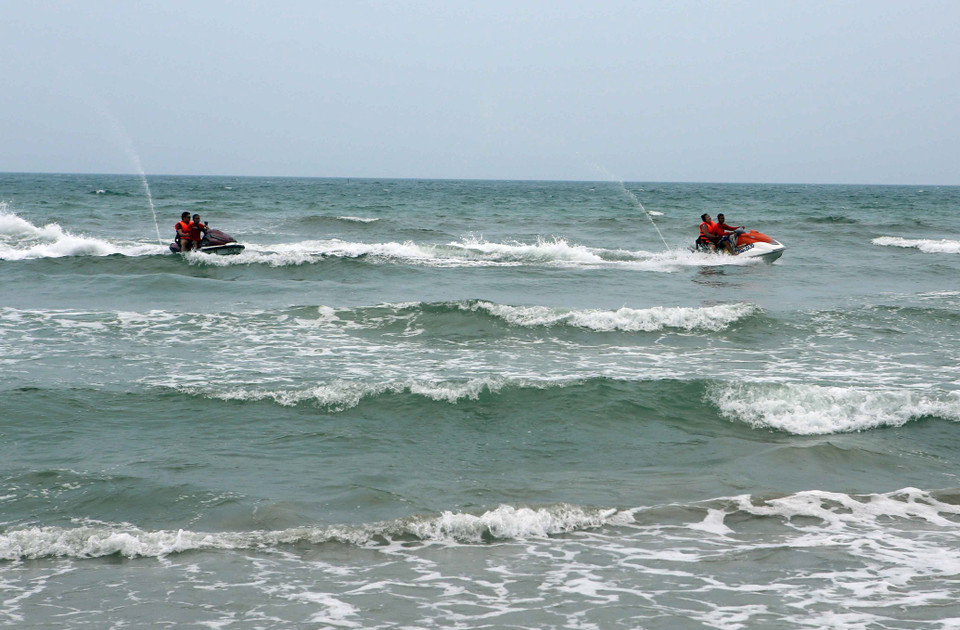 Theo các ngư dân và người dân cho biết, trong mấy ngày qua số cá bị chết trôi dạt vào bờ là bình thường. Nguyên nhân có thể do trong quá trình khai thác của ngư dân một số cá thể bị thương ngoài biển, các tàu cá thu hồi ngư cụ bị thất thoát cá dẫn đến một số loài cá bị chết, lâu ngày dạt vào bờ. (Ảnh: Trần Lê Lâm/TTXVN) 