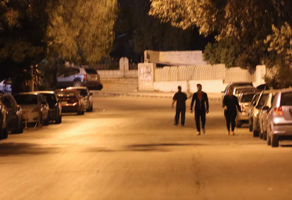 Người dân đi lại trên đường phố Damascus. (Nguồn: AFP)