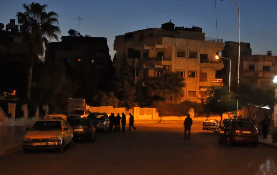 Một nhóm người tụ tập trên phố ở Damascus. (Nguồn: AFP)