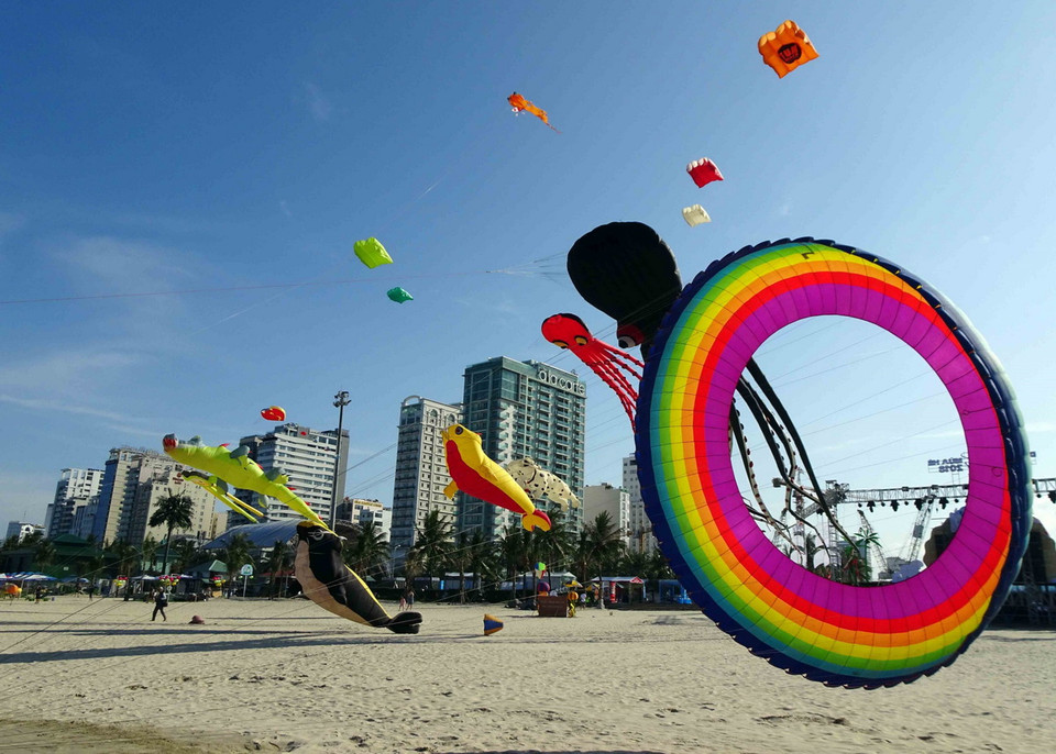 Các con diều đủ hình dáng, màu sắc, kích thước được thả trong lễ hội diều. (Ảnh: Trần Lê Lâm/TTXVN)