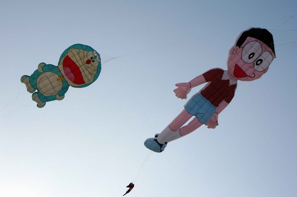 Các con diều là các nhân vật hoạt hình nổi tiếng được thả trong lễ hội. (Ảnh: Trần Lê Lâm/TTXVN)