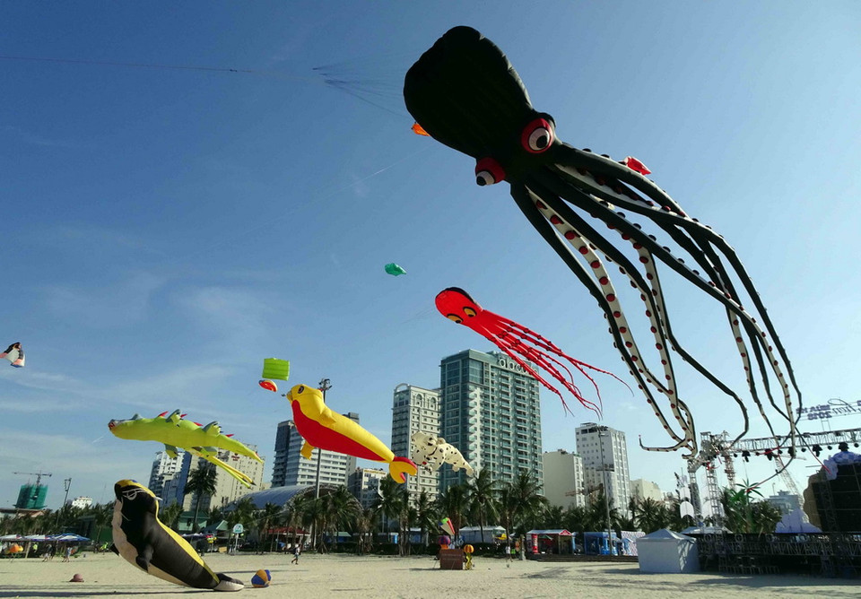 Các con diều đủ hình dáng, màu sắc, kích thước được thả bay lượn tạo nên một không gian ấn tượng trên bầu trời. (Ảnh: Trần Lê Lâm/TTXVN)