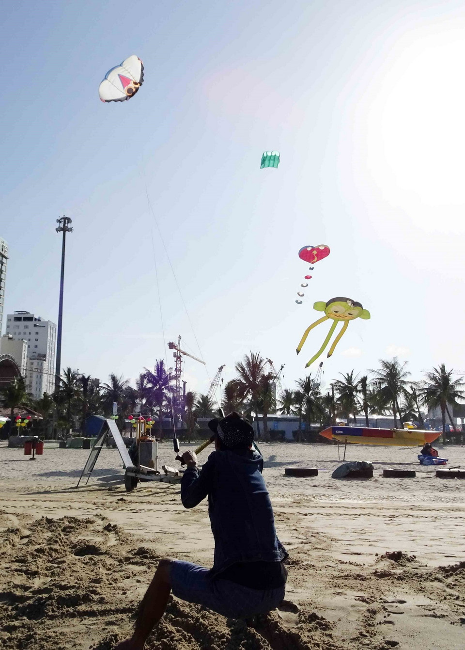 Nghệ nhân thả diều trong lễ hội diều. (Ảnh: Trần Lê Lâm/TTXVN)