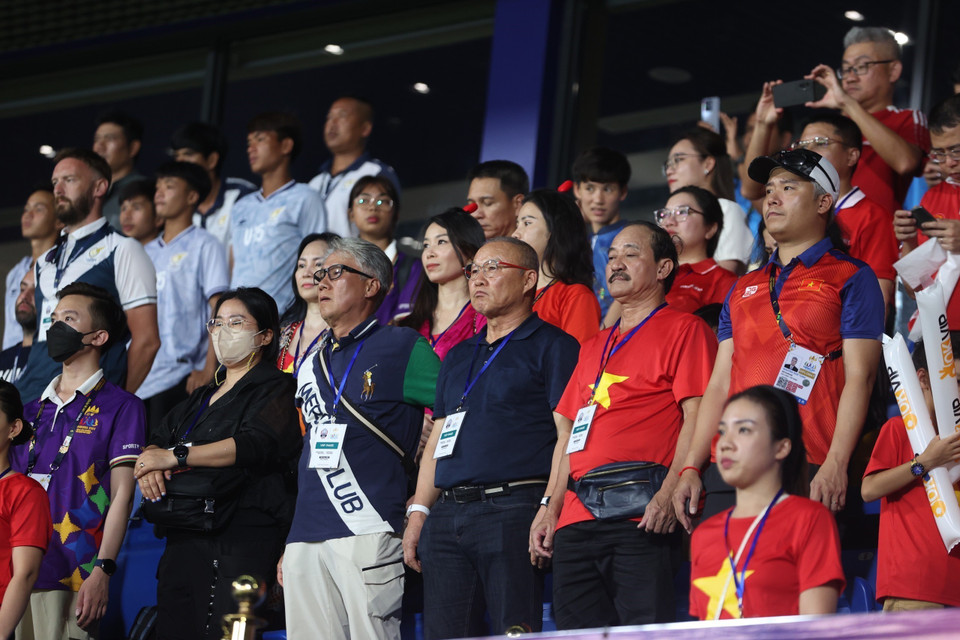 Có mặt trên khán đài cổ vũ cho các cầu thủ U22 Việt Nam, huấn luyện viên Park Hang-seo đã tỏ ra rất căng thẳng như khi ông đang còn dẫn dắt các cầu thủ. (Ảnh: Hoàng Linh/TTXVN)