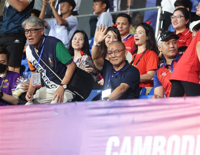 Huấn luyện viên Park Hang-seo có mặt trên khán đài để cổ vũ cho các cầu thủ U22 Việt Nam. (Ảnh: Hoàng Linh/TTXVN)