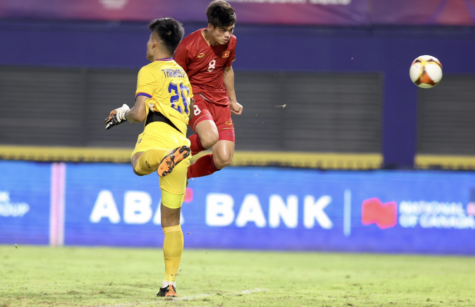 Trong một pha lên bóng, U22 Thái Lan đã có bàn dẫn trước. (Ảnh: Hoàng Linh/TTXVN)