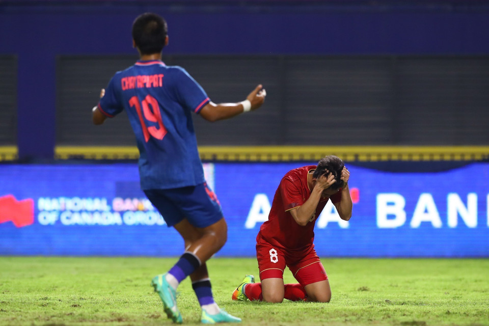 Khuất Văn Khang (số 8) tiếc nuối khi bỏ lỡ cơ hội ghi bàn. (Ảnh: Hoàng Linh/TTXVN)