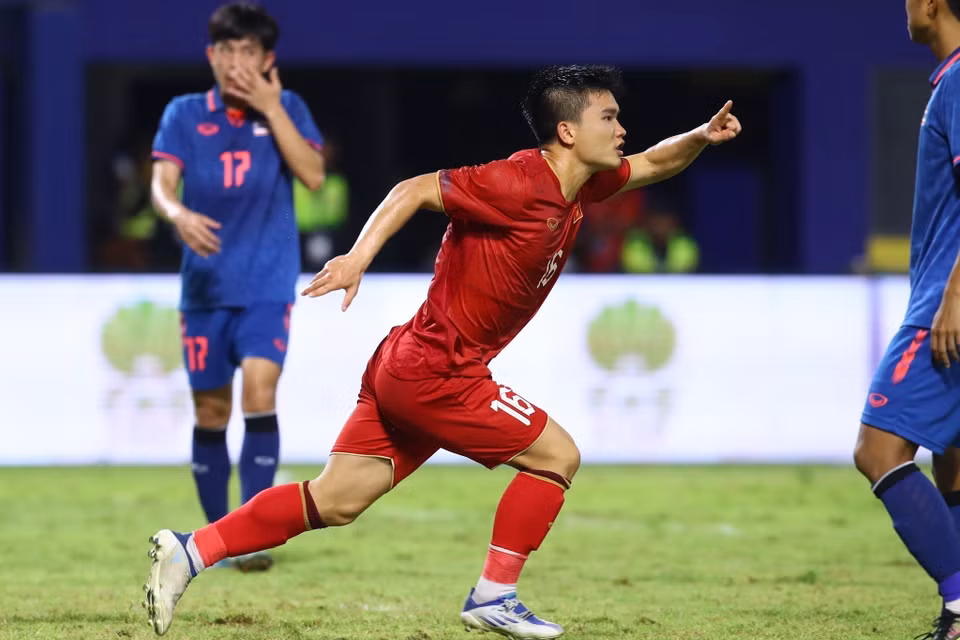 Niềm vui của Lê Quốc Nhật Nam (số 16) sau khi ghi bàn san bằng tỷ số 1-1 ở phút thứ 53. (Ảnh: Hoàng Linh/TTXVN)