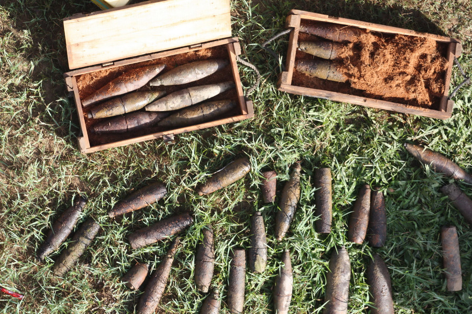 Đạn dưới cầu Đạ Quay được trục vớt lên bờ. (Ảnh: Đặng Tuấn/TTXVN)