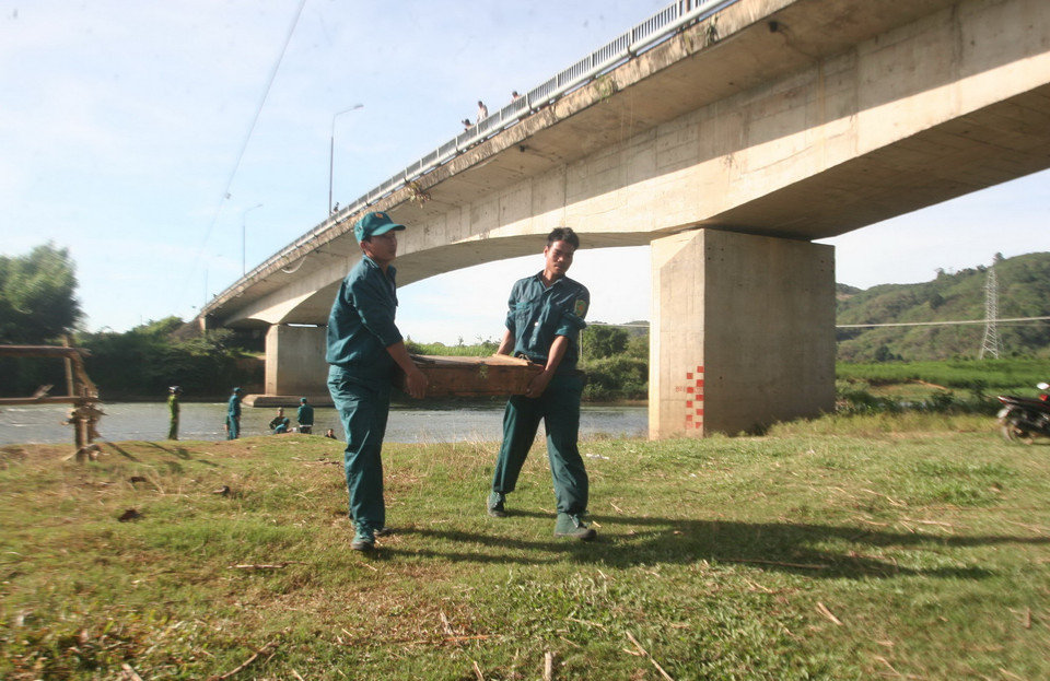 Đạn dưới cầu Đạ Quay được trục vớt lên bờ. (Ảnh: Đặng Tuấn/TTXVN)