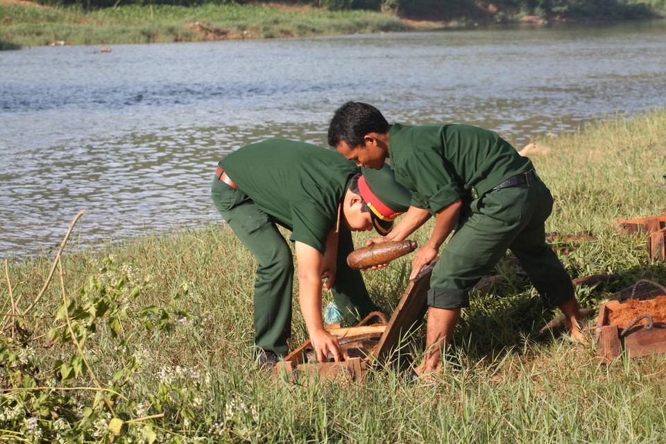 Đạn dưới cầu Đạ Quay được trục vớt lên bờ. (Ảnh: Đặng Tuấn/TTXVN)