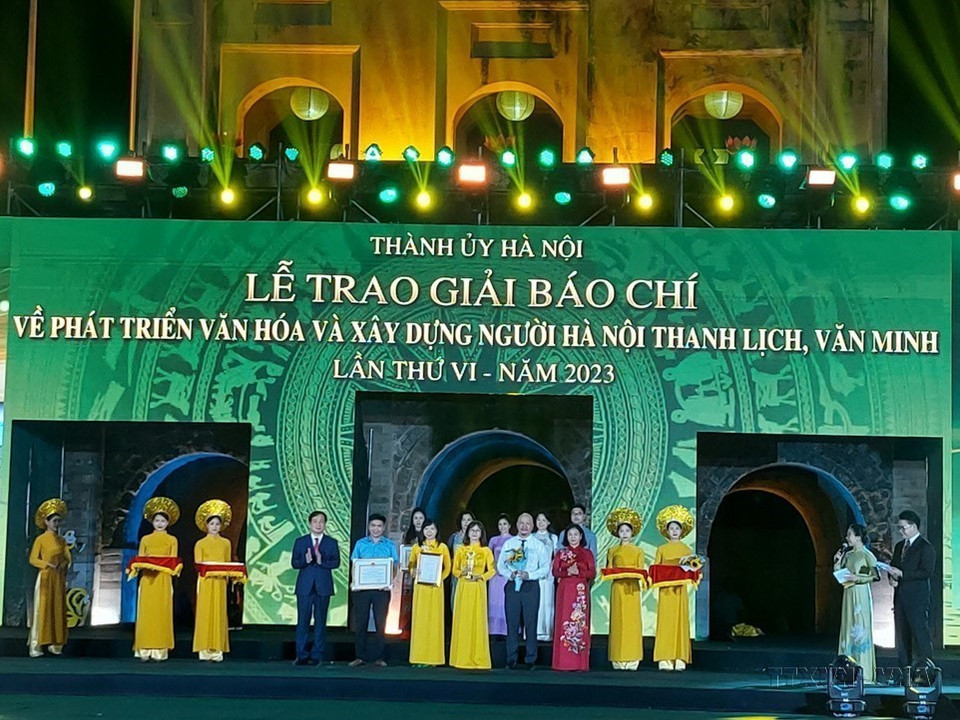 Các tác giả đoạt giải A tại Lễ trao Giải Báo chí về Phát triển văn hóa và xây dựng người Hà Nội thanh lịch, văn minh lần thứ 4-năm 2023 do Thành ủy Hà Nội tổ chức. (Ảnh: Đinh Thuận/TTXVN)