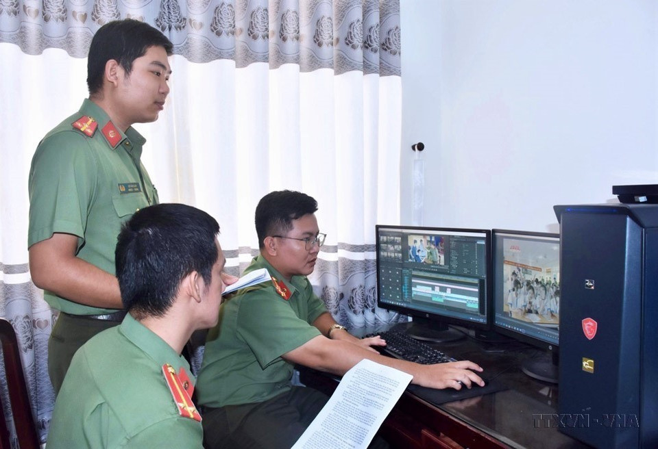 Cán bộ, chiến sỹ Đội Tuyên truyền, thi đua, khen thưởng, Công an tỉnh Bạc Liêu gắn bó với lĩnh vực báo chí, cùng lúc thực hiện các nhiệm vụ công tác công an và làm công tác tuyên truyền, cung cấp những thông tin nóng hổi, chính xác nhất đến với độc giả. (Ảnh: TTXVN phát)