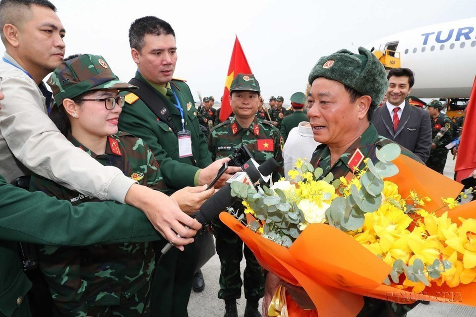 Phóng viên phỏng vấn thành viên đoàn cán bộ, chiến sỹ Quân đội Nhân dân Việt Nam tham gia cứu hộ trong vụ động đất xảy ra ở Thổ Nhĩ Kỳ sau hoàn thành nhiệm vụ trở về (2023). (Ảnh: Trọng Đức/TTXVN)