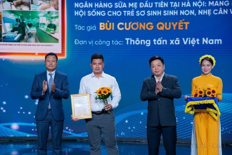 Tác giả Bùi Cương Quyết, phóng viên Thông tấn xã Việt Nam nhận giải Đồng ở hạng mục Đời sống Xã hội tại Lễ trao giải ảnh “Khoảnh khắc báo chí" 2022 lần thứ 5. (Ảnh: TTXVN)