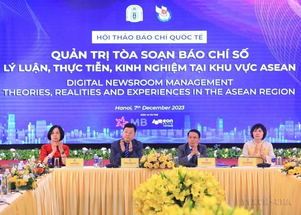 Hội Nhà báo Việt Nam tổ chức Hội thảo Báo chí Quốc tế "Quản trị tòa soạn báo chí số: Lý luận, thực tiễn, kinh nghiệm tại khu vực ASEAN" nhằm kết nối, trao đổi, chia sẻ kiến thức và kinh nghiệm trong chuyển đổi số báo chí, truyền thông, từ đó tối ưu hóa quản trị tòa soạn, tạo ra những sản phẩm chất lượng, hấp dẫn đến công chúng (2023). (Ảnh: TTXVN)