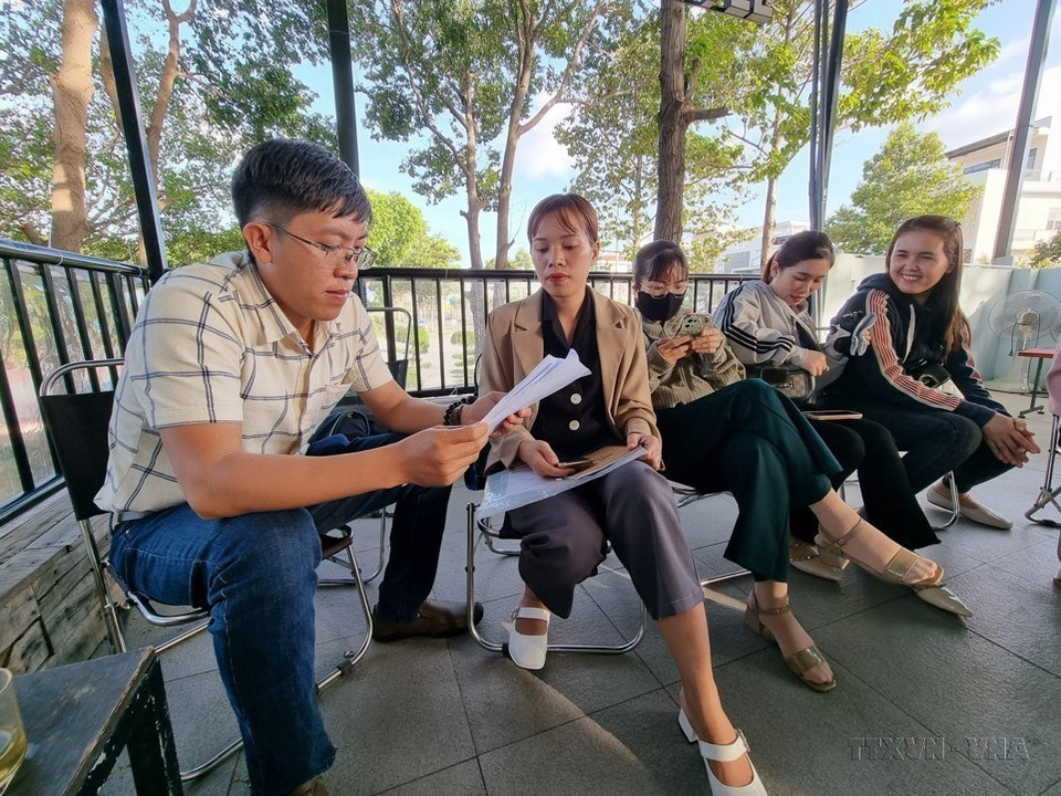 Phóng viên Thông tấn xã Việt Nam trao đổi với sinh viên trên địa bàn tỉnh Ninh Thuận, học liên thông từ trình độ Trung cấp lên Đại học, ngành Giáo dục Mầm non (niên khóa 2020-2023). 51 sinh viên này đang rơi vào tình cảnh đã nộp đủ tiền học phí, đã thi tốt nghiệp nhưng không được cấp bằng đúng thời hạn. (Ảnh: Nguyễn Thành/TTXVN)
