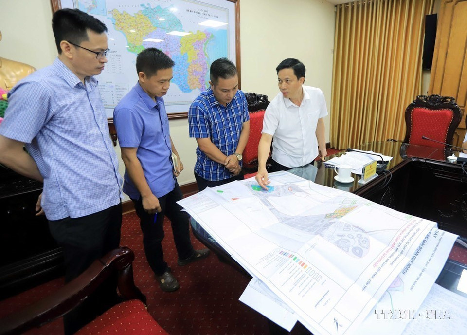 Phó Chủ tịch Ủy ban Nhân dân tỉnh Thái Bình Lại Văn Hoàn thông tin cho báo chí về công tác phát triển kinh tế xã hội, trồng và bảo vệ phát triển rừng tại địa phương. (Ảnh: Thế Duyệt/TTXVN)