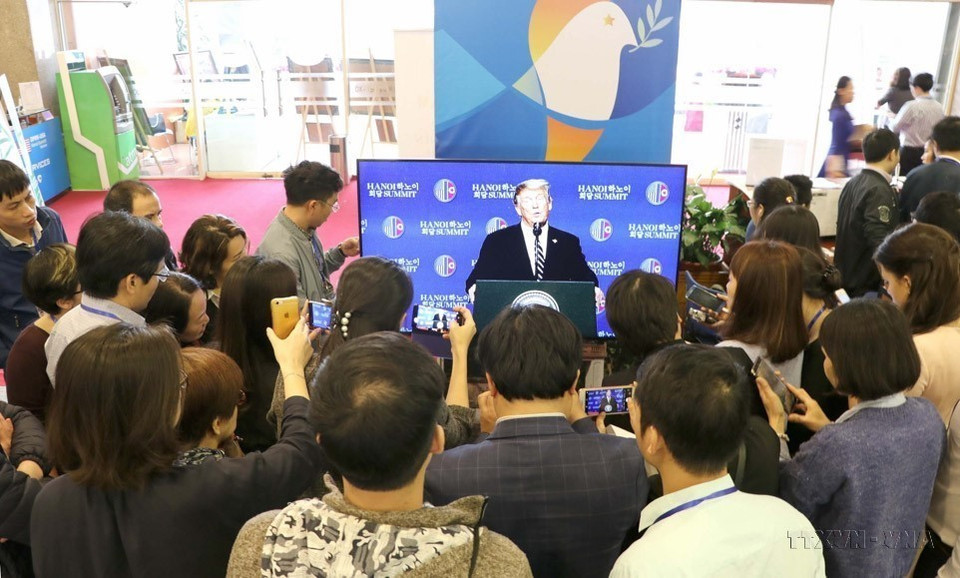 Phóng viên các hãng thông tấn báo chí nước ngoài đưa thông tin về kết quả Hội nghị Thượng đỉnh Mỹ-Triều lần thứ hai, được tổ chức tại Hà Nội (2019). (Ảnh: TTXVN)