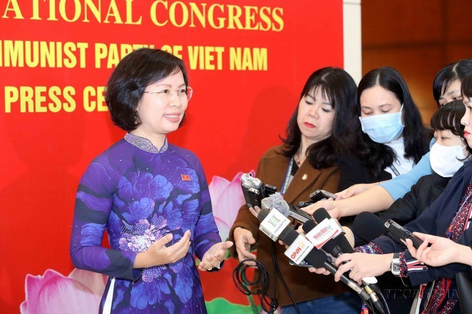 Đại biểu Bùi Huyền Mai, Ủy viên Ban Thường vụ, Trưởng Ban Tuyên giáo Thành ủy Hà Nội trả lời phỏng vấn phóng viên cơ quan thông tấn, báo chí trong ngày làm việc chính thức thứ năm của Đại hội XIII của Đảng. (Ảnh: TTXVN)