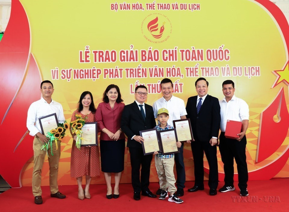 Tổng Biên tập Báo Nhân Dân Lê Quốc Minh và Phó Tổng Giám đốc Thông tấn xã Việt Nam Nguyễn Thị Sự với các tác giả Thông tấn xã Việt Nam đoạt giải tại Lễ trao Giải Báo chí Toàn quốc “Vì sự nghiệp phát triển văn hóa, thể thao và du lịch” lần thứ nhất (2023). (Ảnh: Hoàng Hiếu/TTXVN)