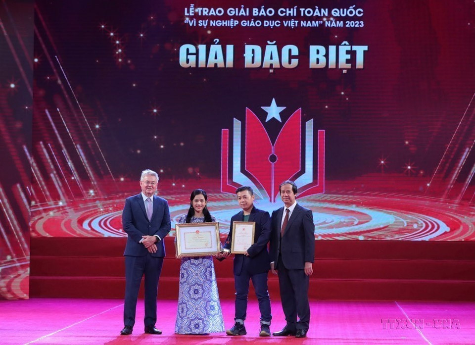 Tác giả Phạm Thị Mai, Võ Hoàng Long (Báo Điện tử VietnamPlus) với tác phẩm “Thiếu giáo viên khắp cả nước - ngành giáo dục chật vật đổi mới” nhận giải Đặc biệt tại Lễ trao Giải Báo chí Toàn quốc "Vì sự nghiệp Giáo dục Việt Nam" lần thứ 6 (2023). (Ảnh: Hoàng Hiếu/TTXVN)