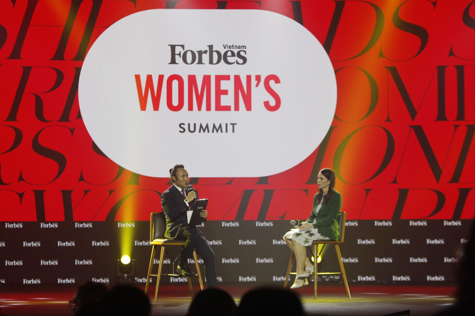 Thủ tướng New Zealand Jacinda Ardern giao lưu tại Hội nghị Phụ nữ Forbes Việt Nam. (Ảnh: Thanh Vũ/TTXVN)