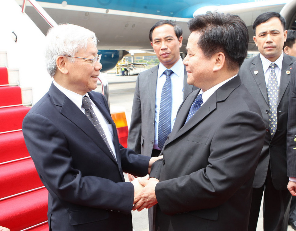 Đồng chí Lý Kỳ Hằng, Ủy viên Trung ương Đảng, Bí thư Tỉnh ủy Vân Nam đón Tổng Bí thư Nguyễn Phú Trọng tại Sân bay Quốc tế Trường Thuỷ, thành phố Côn Minh. (Ảnh: Trí Dũng/TTXVN) 