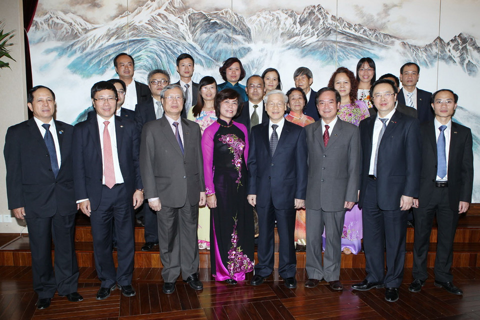 Tổng Bí thư Nguyễn Phú Trọng chụp ảnh chung với cán bộ Tổng lãnh sự quán và đại diện Việt kiều. (Ảnh: Trí Dũng/TTXVN) 