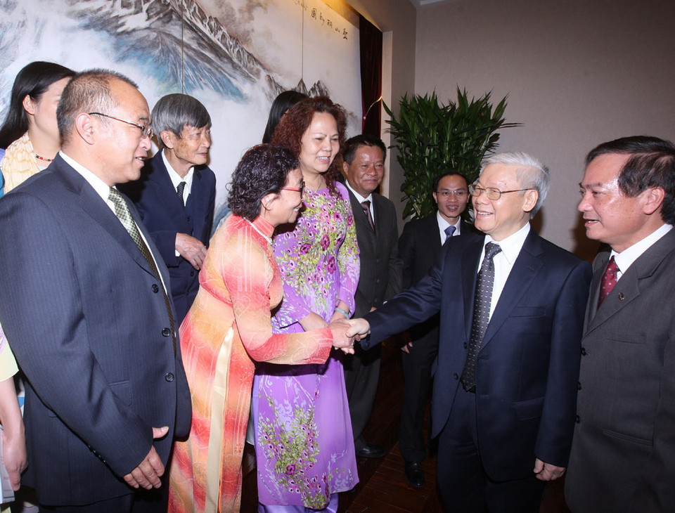 Tổng Bí thư Nguyễn Phú Trọng nói chuyện với cán bộ Tổng lãnh sự quán và đại diện Việt kiều. (Ảnh: Trí Dũng/TTXVN) 