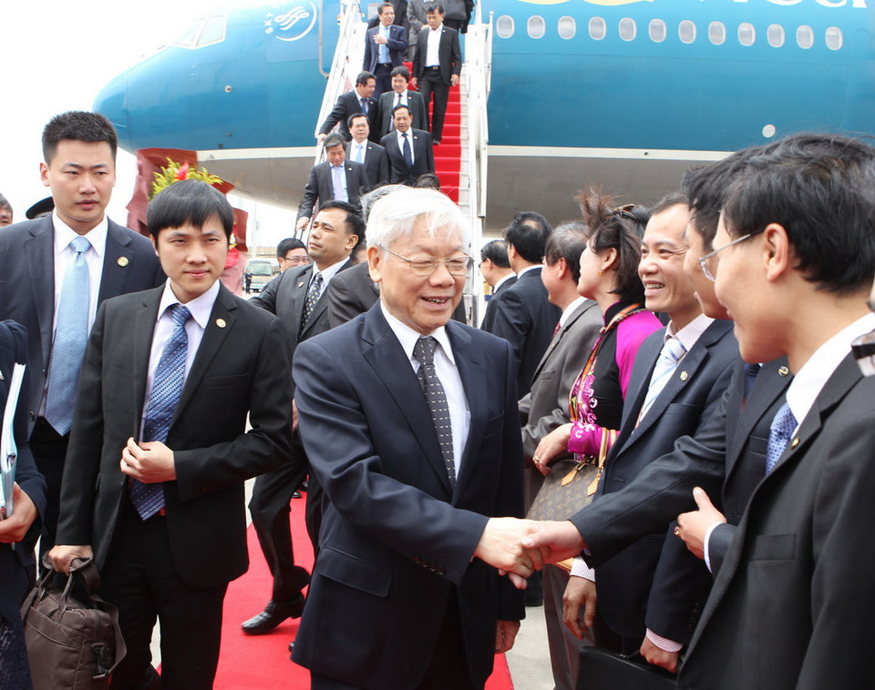 Cán bộ Tổng lãnh sự quán và đại diện Việt kiều đón Tổng Bí thư Nguyễn Phú Trọng tại Sân bay Quốc tế Trường Thuỷ, thành phố Côn Minh. (Ảnh: Trí Dũng/TTXVN) 