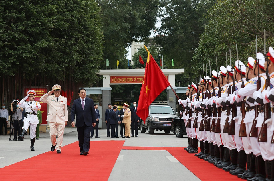 Thủ tướng thăm cán bộ, chiến sỹ Công an tỉnh Thanh Hóa. (Ảnh: Dương Giang/TTXVN)