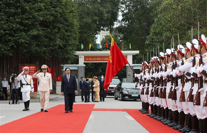 Thủ tướng Phạm Minh Chính thăm cán bộ, chiến sỹ Công an tỉnh Thanh Hóa. (Ảnh: Dương Giang/TTXVN)