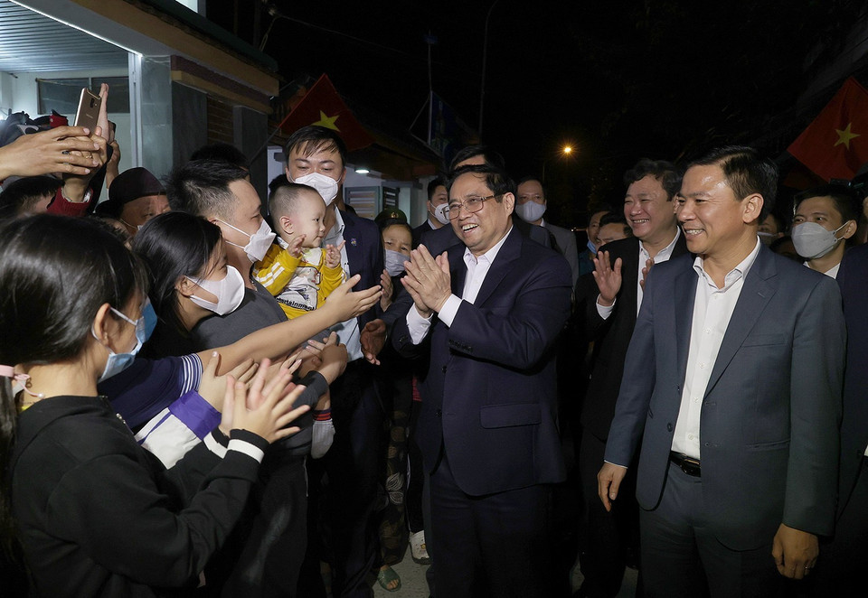 Nhân dân thành phố Thanh Hóa vui mừng đón Thủ tướng Phạm Minh Chính tới thăm và chúc Tết. (Ảnh: Dương Giang/TTXVN)